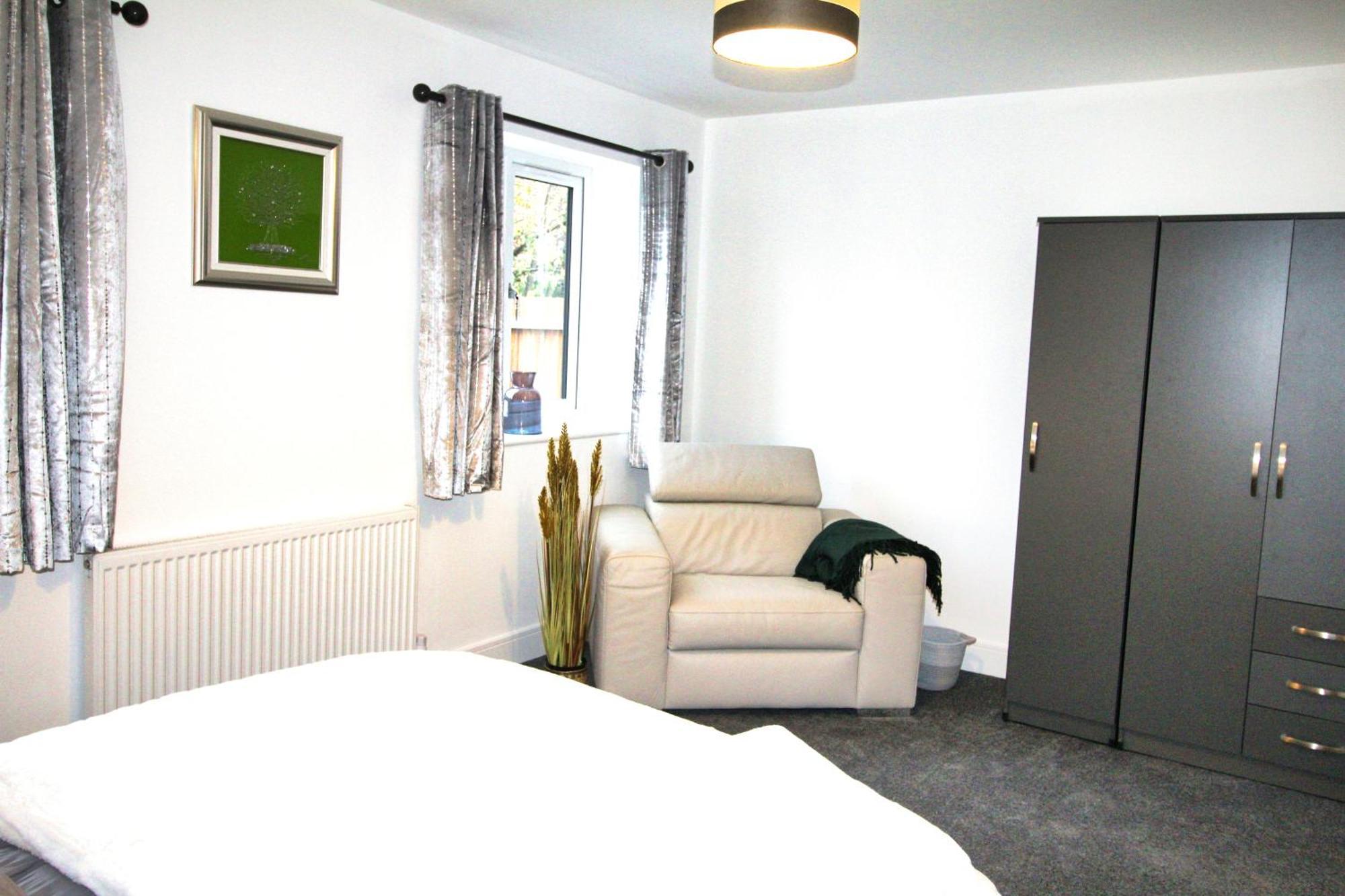 Rotherham - Rawmarsh - Great Customer Feedback - 2 Bed Bungalow - New Build - High End Furnishings - Wheel Chair Accessible - Large Enclosed Garden - Dog Friendly Exterior photo